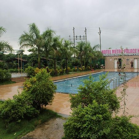 Hotel Metro Palace Resort Karjat Esterno foto