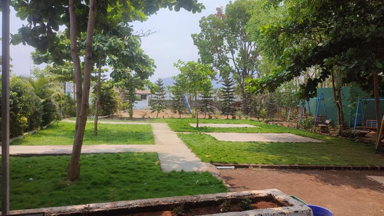 Hotel Metro Palace Resort Karjat Esterno foto