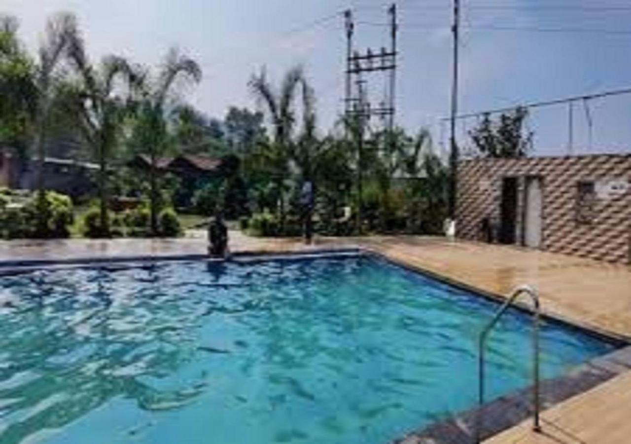 Hotel Metro Palace Resort Karjat Esterno foto