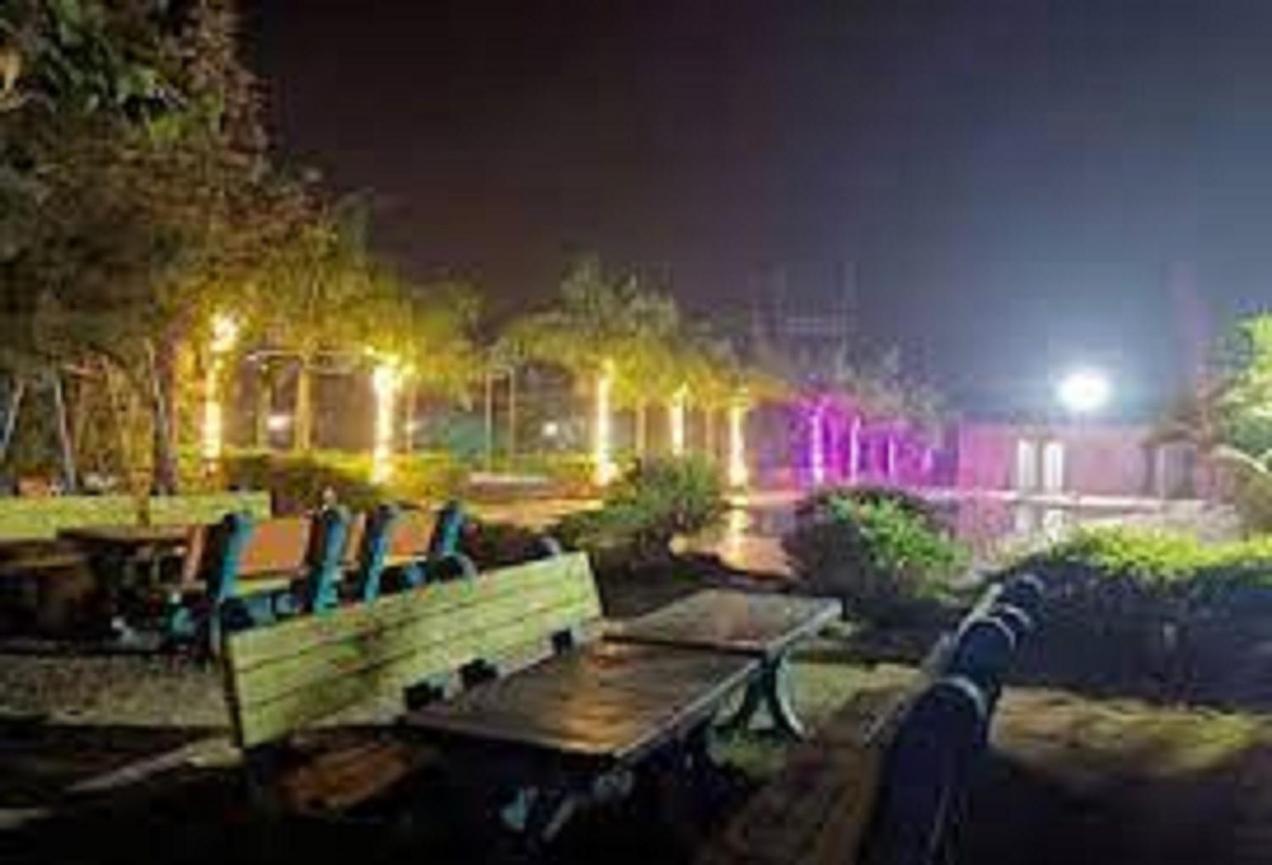 Hotel Metro Palace Resort Karjat Esterno foto