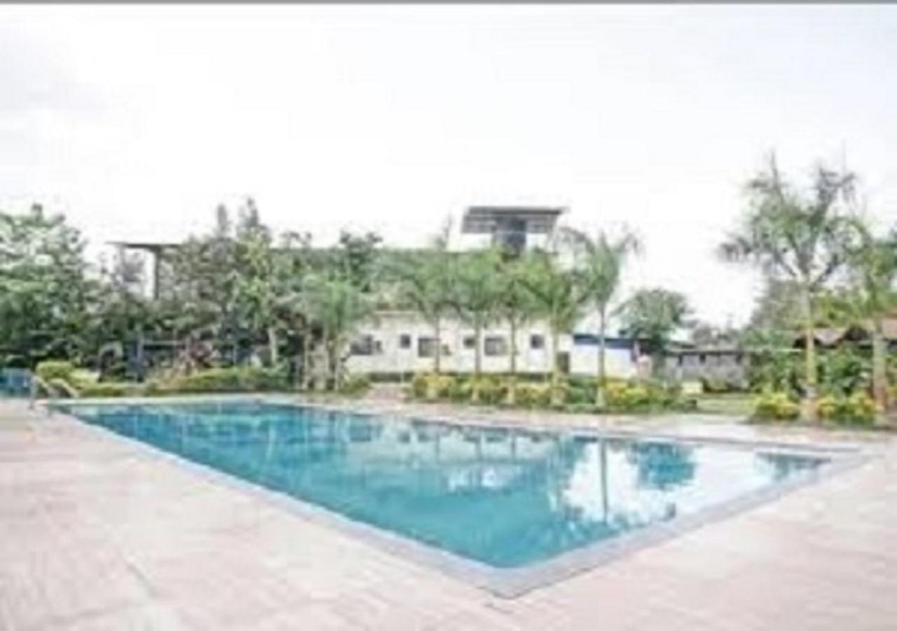 Hotel Metro Palace Resort Karjat Esterno foto