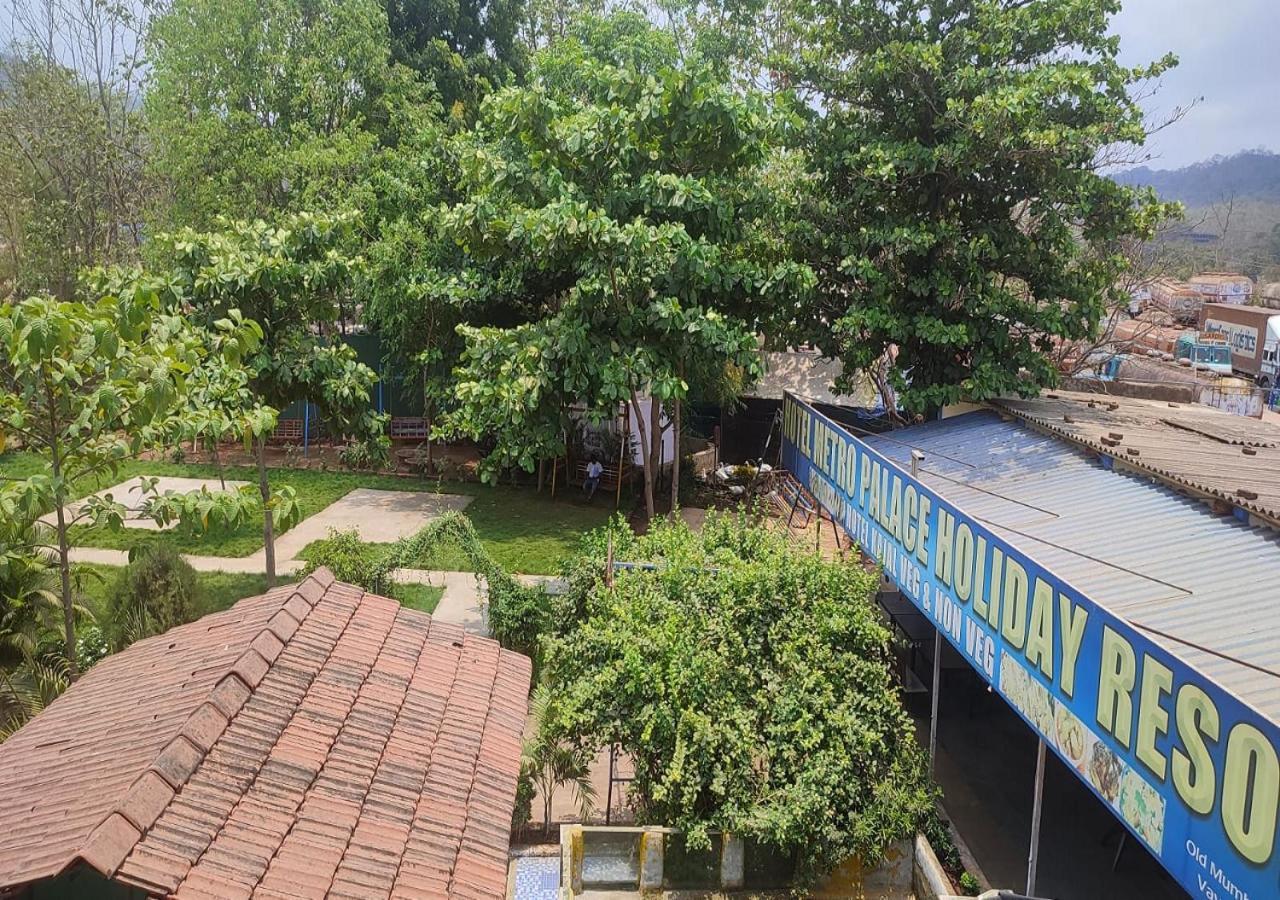 Hotel Metro Palace Resort Karjat Esterno foto