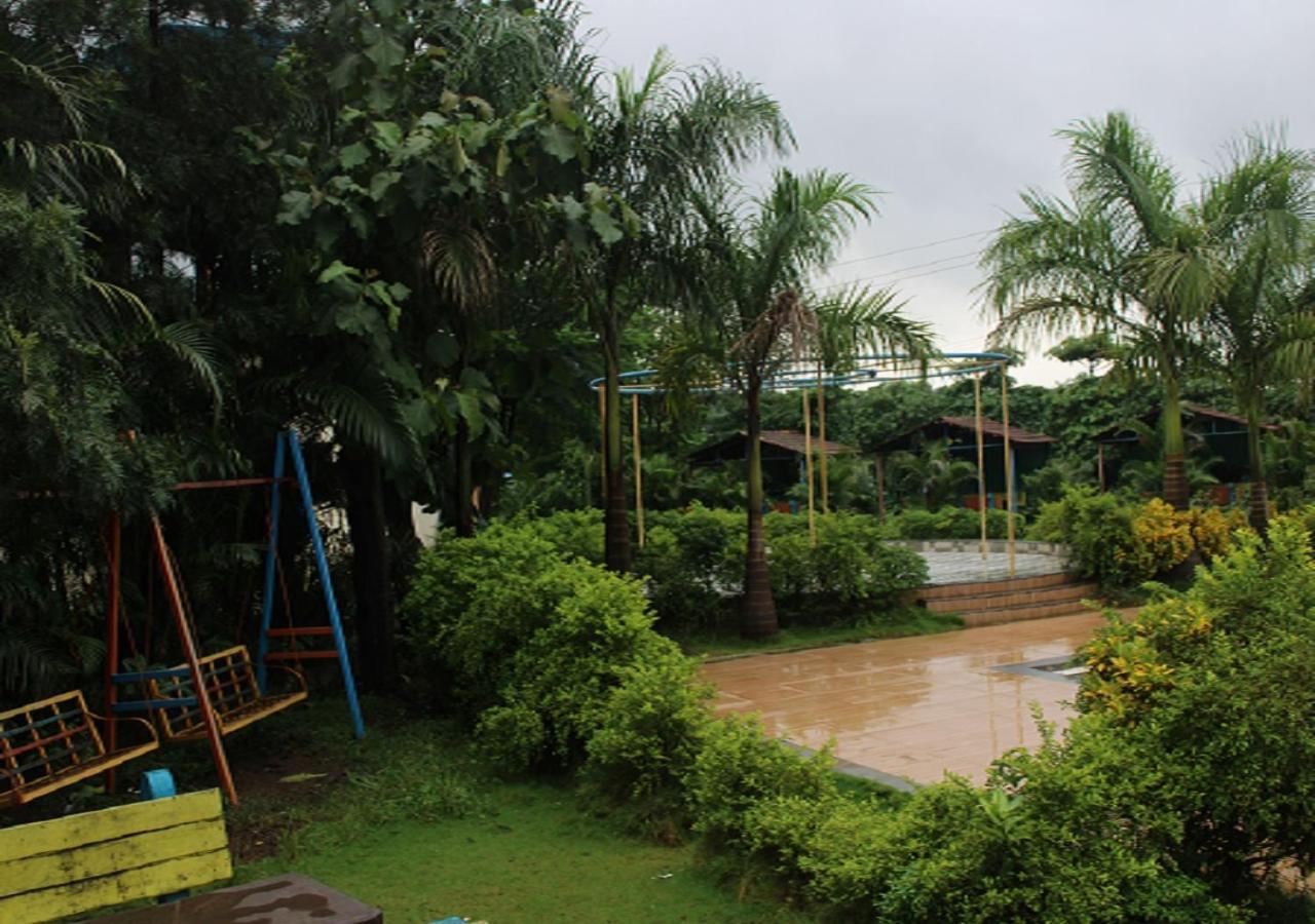Hotel Metro Palace Resort Karjat Esterno foto