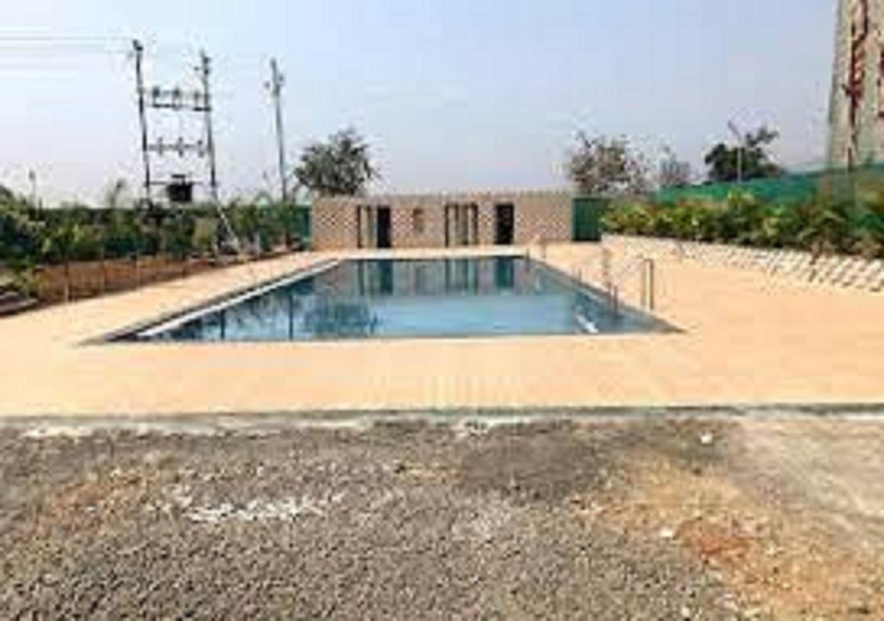 Hotel Metro Palace Resort Karjat Esterno foto