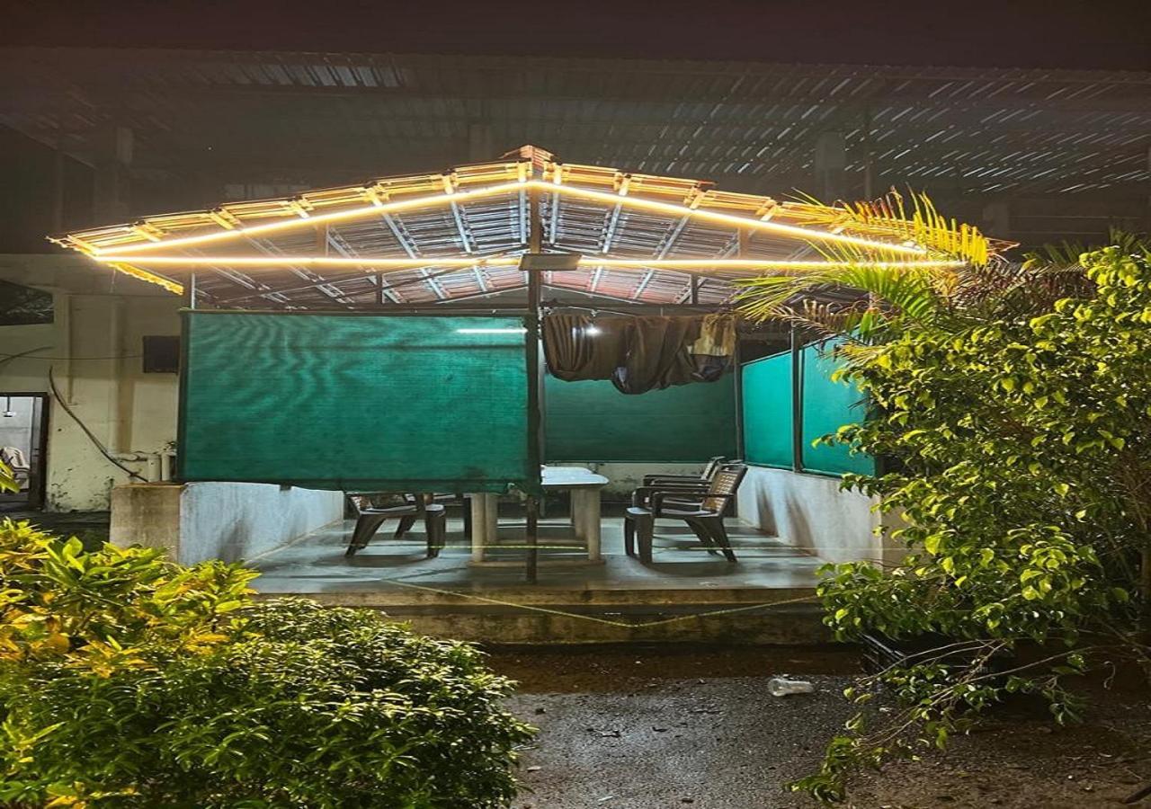 Hotel Metro Palace Resort Karjat Esterno foto