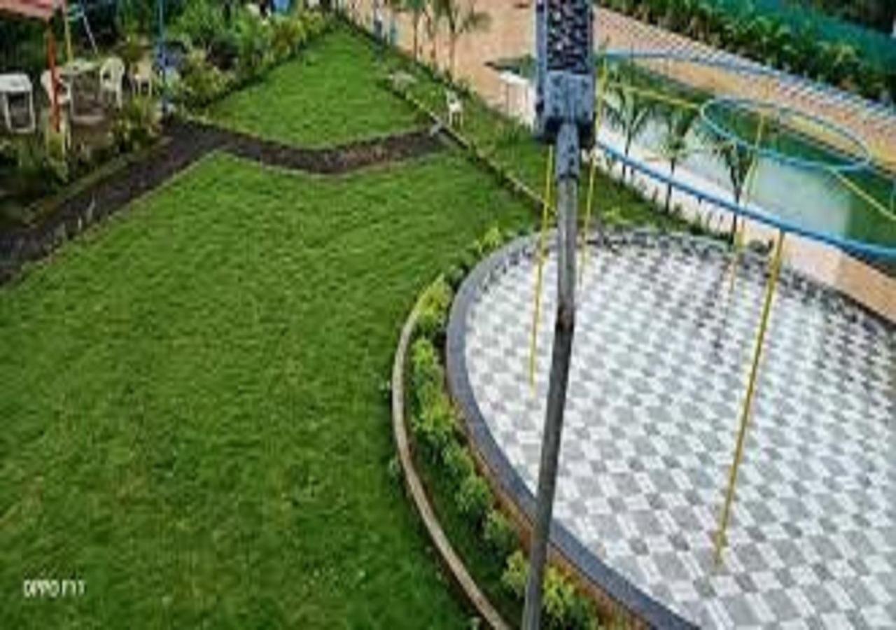 Hotel Metro Palace Resort Karjat Esterno foto