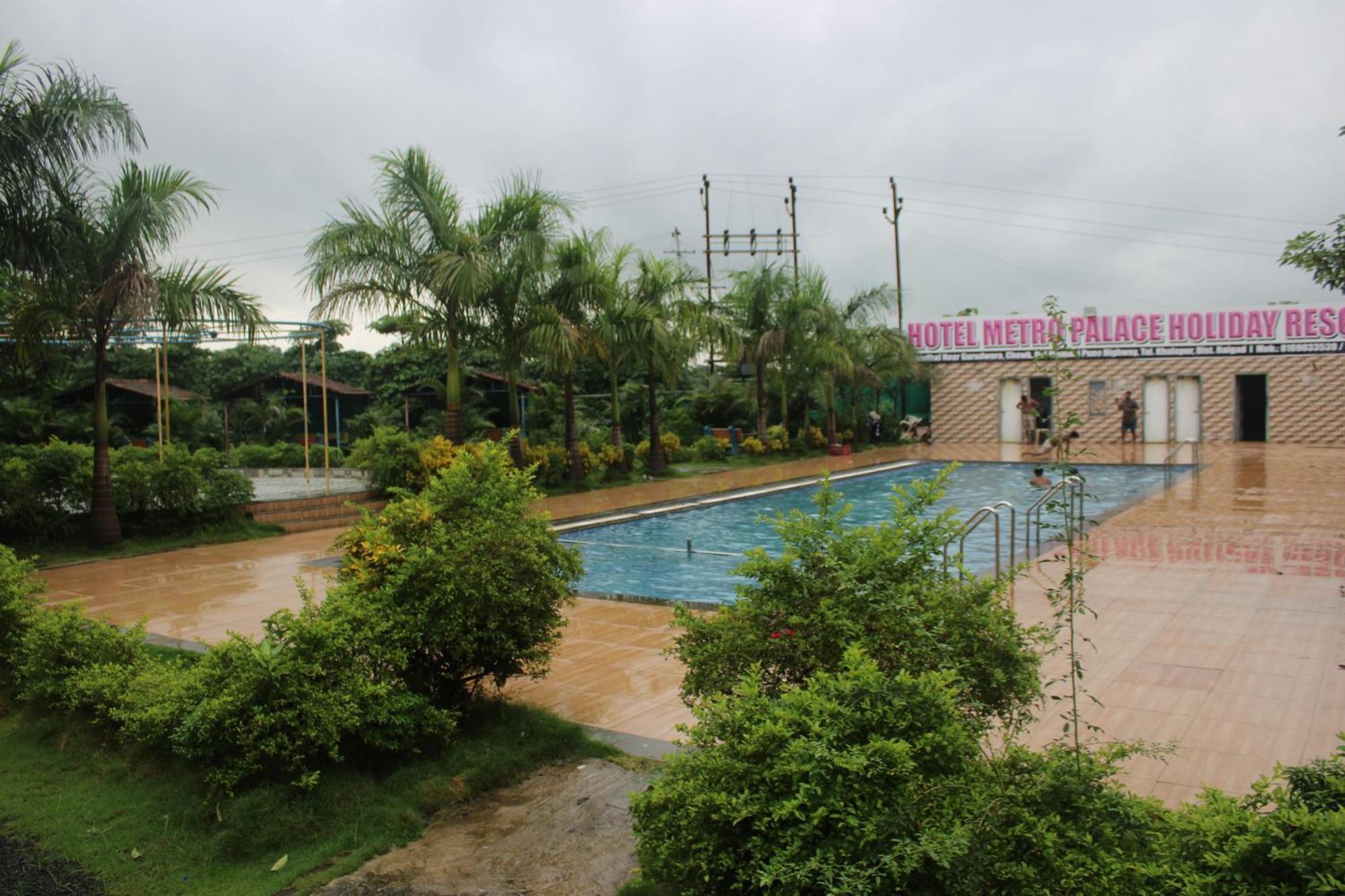 Hotel Metro Palace Resort Karjat Esterno foto