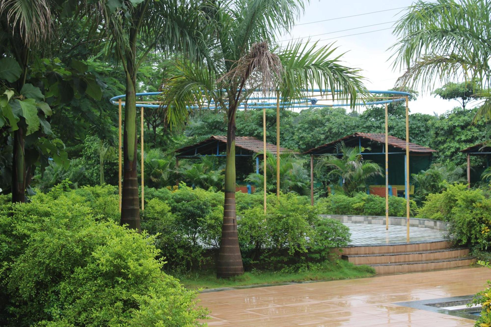 Hotel Metro Palace Resort Karjat Esterno foto