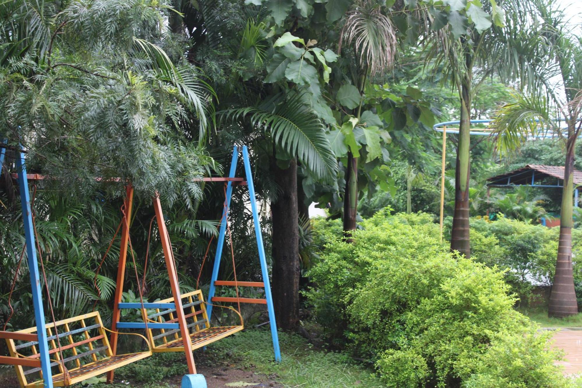 Hotel Metro Palace Resort Karjat Esterno foto