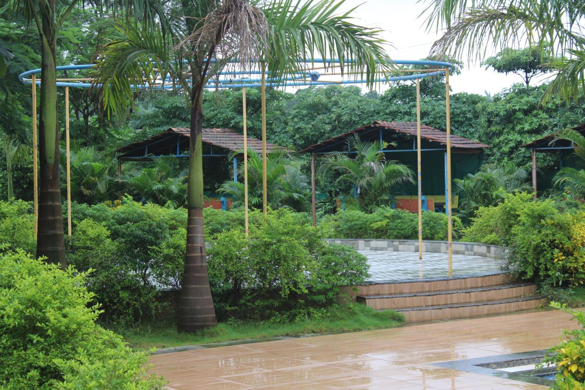 Hotel Metro Palace Resort Karjat Esterno foto