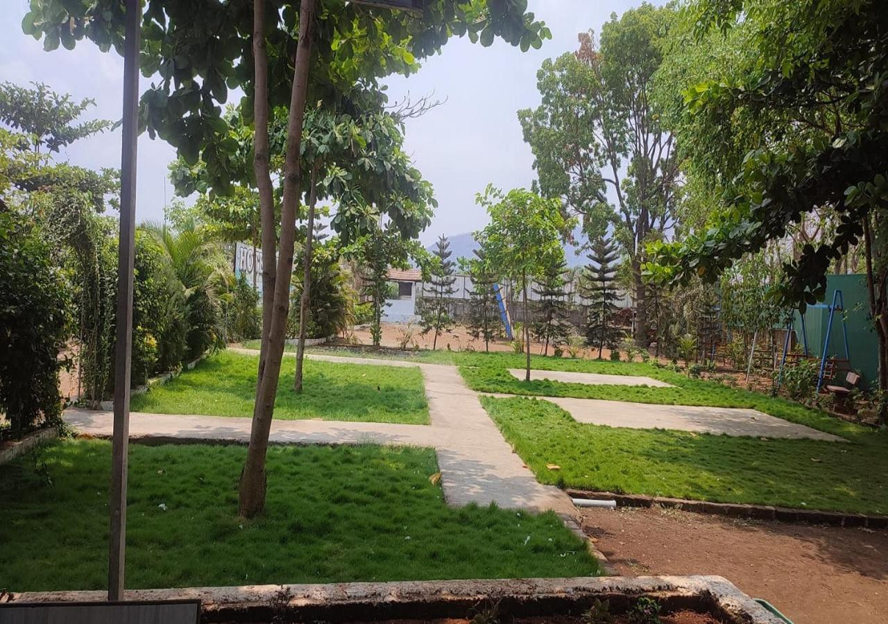 Hotel Metro Palace Resort Karjat Esterno foto