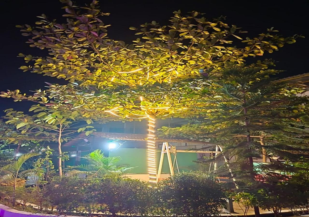 Hotel Metro Palace Resort Karjat Esterno foto