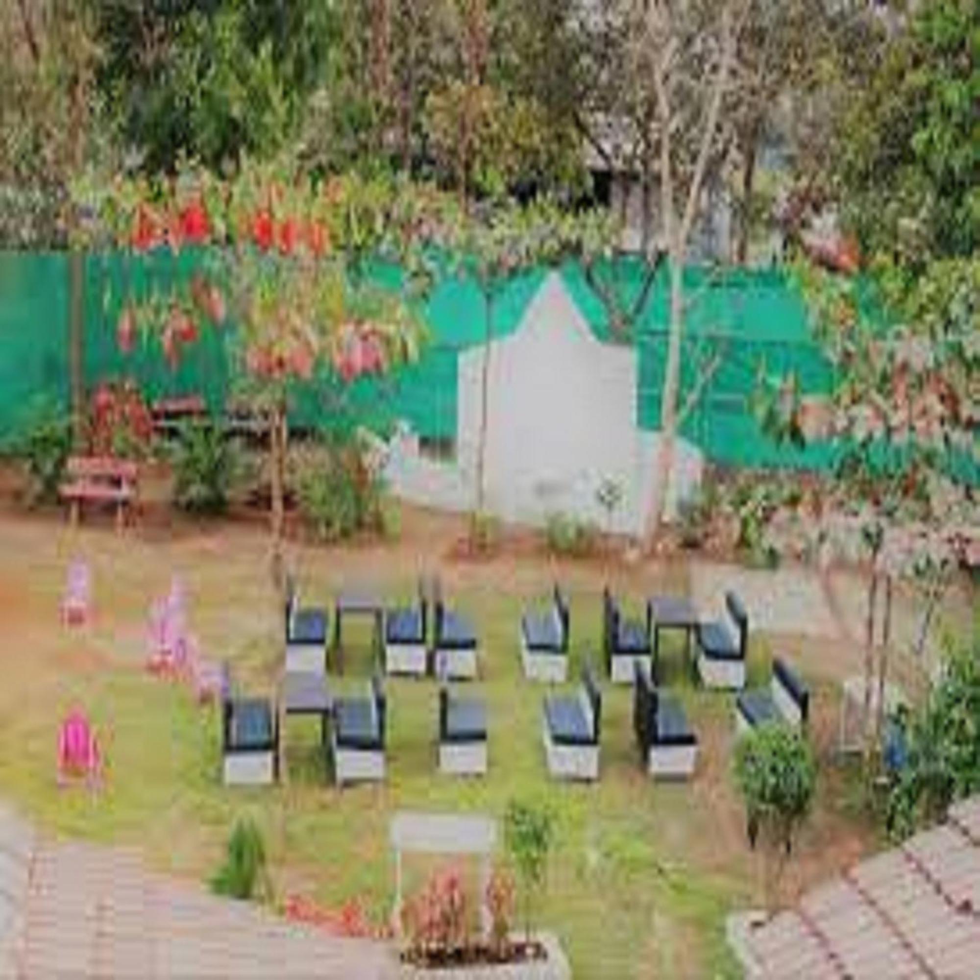 Hotel Metro Palace Resort Karjat Esterno foto