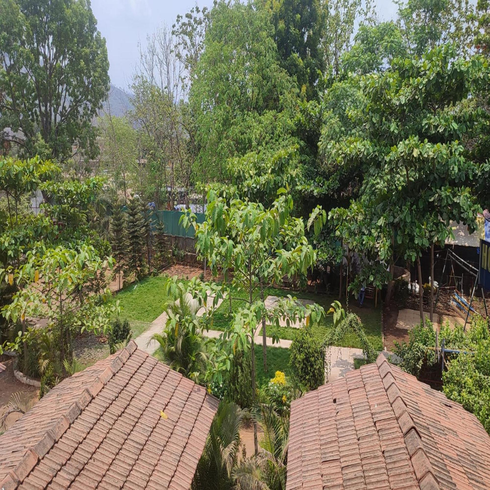 Hotel Metro Palace Resort Karjat Esterno foto