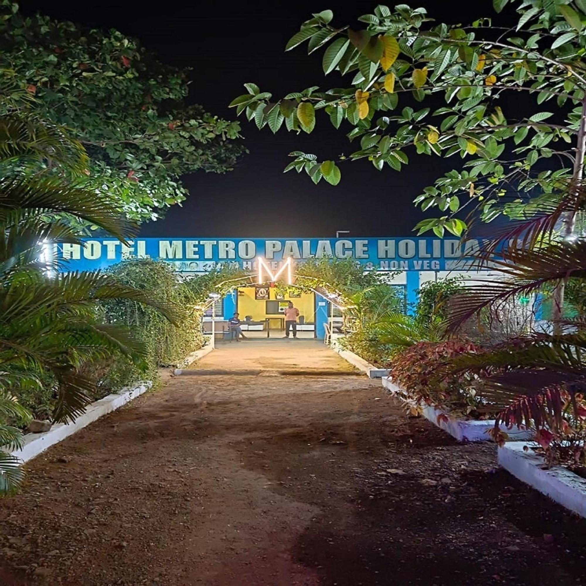 Hotel Metro Palace Resort Karjat Esterno foto