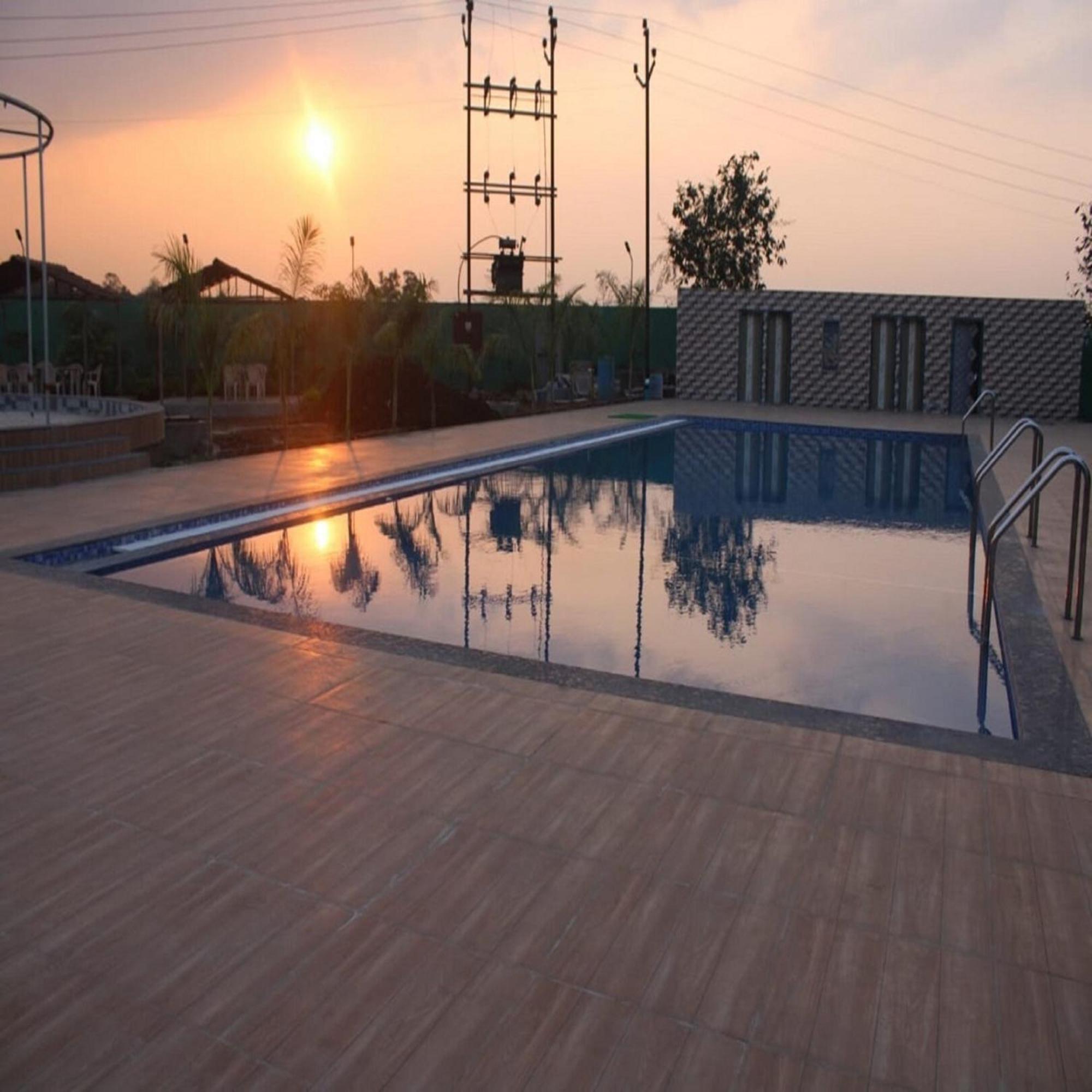 Hotel Metro Palace Resort Karjat Esterno foto